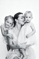 mother-and-two-daughters-studio-photoshoot-sydney-raiynekim (4)