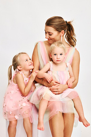 mother-and-two-daughters-studio-photoshoot-sydney-raiynekim (1)