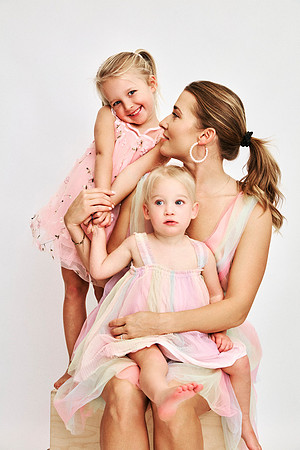 mother-and-two-daughters-studio-photoshoot-sydney-raiynekim (2)