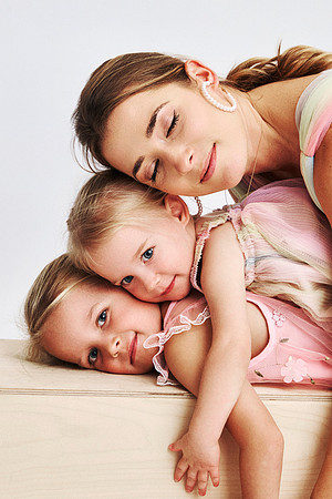 mother-and-two-daughters-studio-photoshoot-sydney-raiynekim (27)